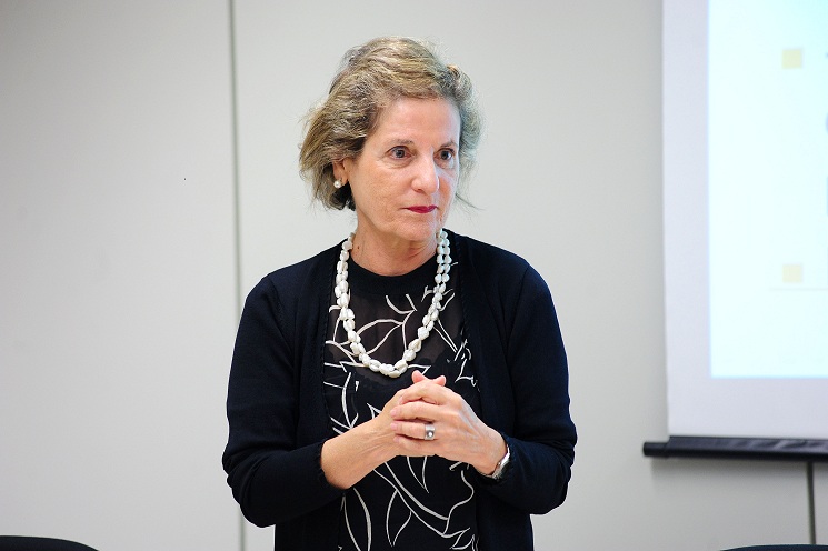 Socióloga Maria Tereza Sadek durante a palestra na Enfam.