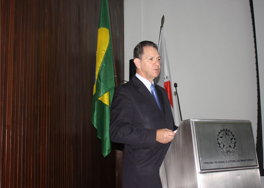 Ministro Noronha faz palestra e recebe homenagem do TRE-MG