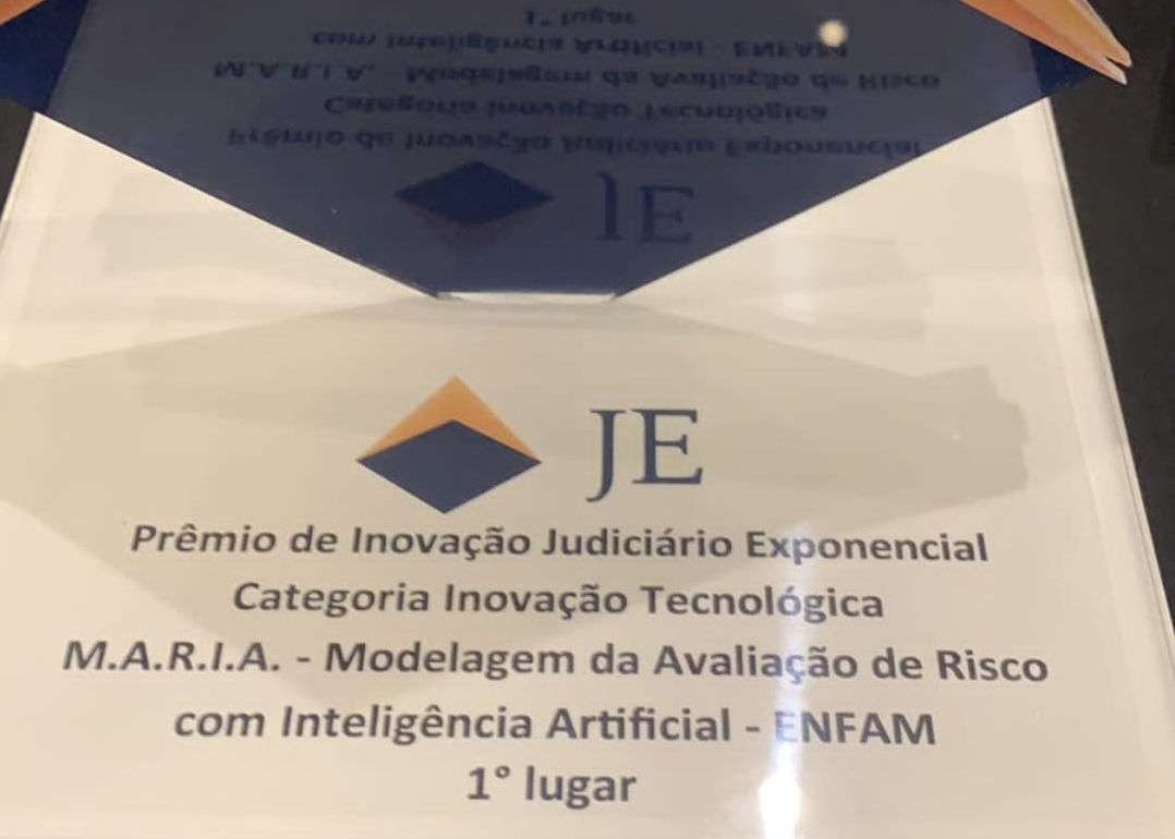 Imagem do prêmio de 1º lugar de inovação judiciário exponencial na categoria de inovação tecnológica, concedido à ENFAM pelo projeto M.A.R.I.A.