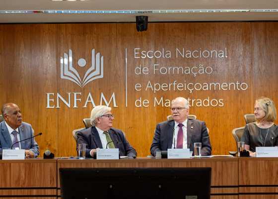 Mesa em auditório da Enfam com o diretor-geral da Escola, ministro Benedito Gonçalves; presidente do Superior Tribunal de Justiça, ministro Herman Benjamin; pelo ministro Edson Fachin e pela desembargadora Rosana Fachin